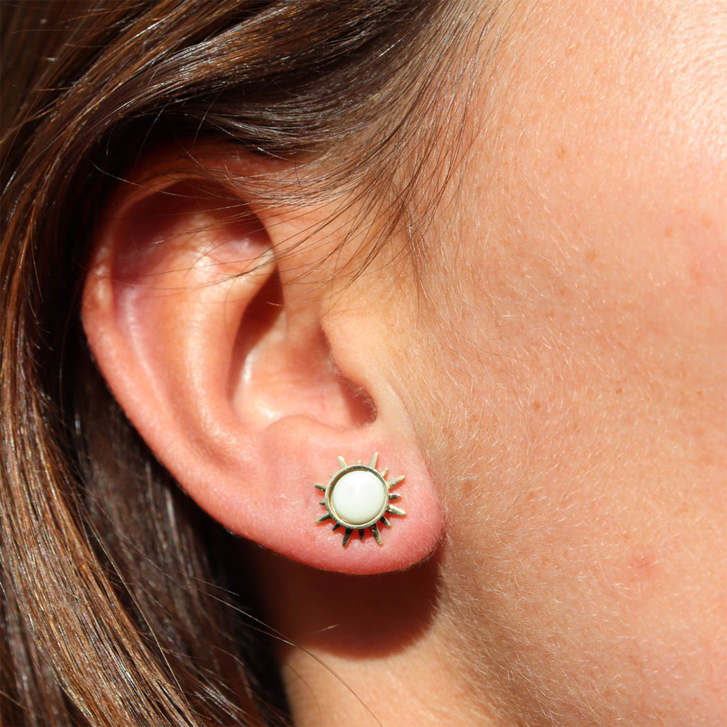 Fabuleux Vous Steel Me Soleil Earrings (Mother of Pearl)